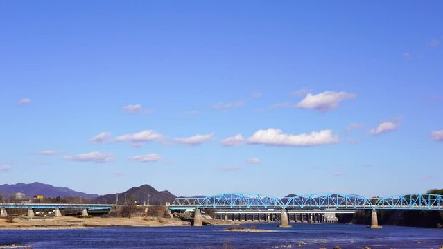 木曽川に架かる太田橋と青空