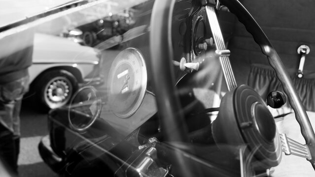 TABLERO DE COCHE ANTIGUO DESDE LA VENTANA CON REFLEJOS