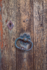 porte en bois, serrure et poign&eacute;e vintage