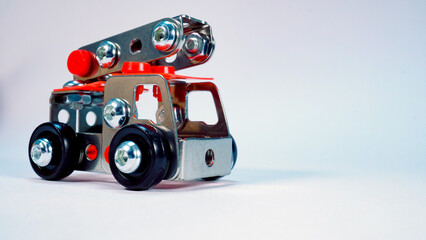 ボルトとナットで作ったおもちゃの消防車
