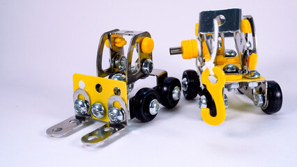 Obraz premium ボルトとナットで作ったおもちゃの働く車