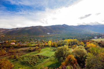 Vista panoramica dal treno in Abruzzo. La transiberiana d'Abruzzo.Alberi in autunno