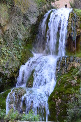 Orbaneja del Castillo, España. Pueblo medieval con una preciosa cascada.