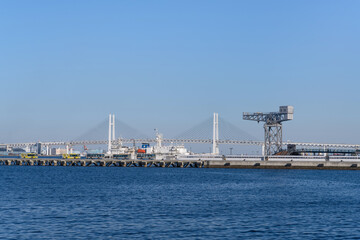 Fototapeta na wymiar 神奈川県横浜市の湾岸風景　横浜ベイブリッジとハンマーヘッドクレーン