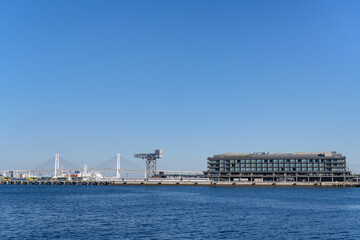 Fototapeta premium 神奈川県横浜市の湾岸風景 横浜ベイブリッジとハンマーヘッドクレーン