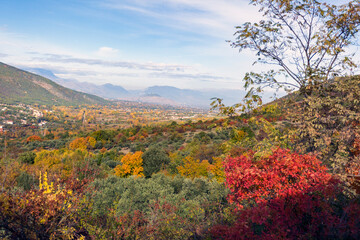 Vista panoramica dal treno in Abruzzo. La transiberiana d'Abruzzo.Alberi in autunno