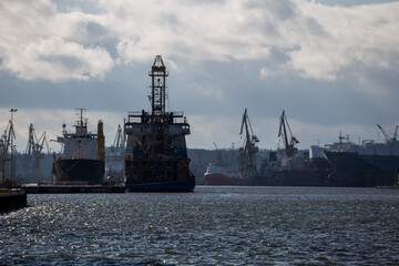 Statki stojące przy nabrzeżu stoczniowym