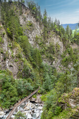 Wanderweg durch eine Klamm in Österreich