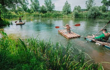 Fototapeta Pływanie na tratwach. Przeprawa rzeki na zbudowanej tratwie. Obóz surwiwalowy obraz