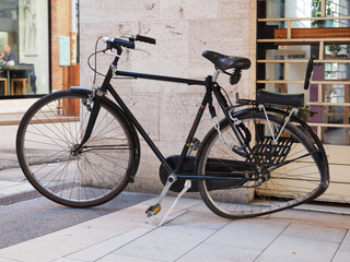 Fototapeta na wymiar Damaged bicycle parked.