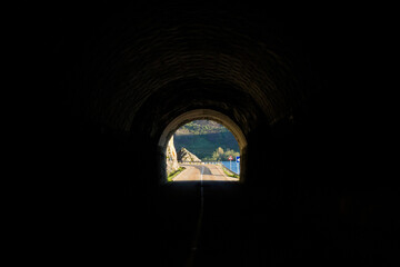  Boca de tunel de carretera vista desde el interior
