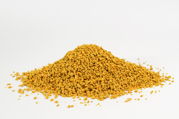 Alimento animal avícola granulado fondo blanco