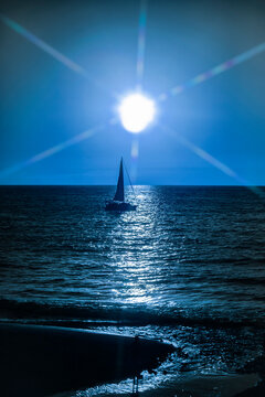 Segelboot im Mondlicht fotografiert mit einem Sternfilter