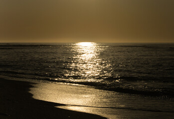 Coucher de soleil sur la mer et la plage