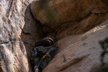 Rock Climber climbing the route Para mis amigos in Suesca Colombia © Gabriel Roveda