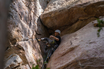 Rock Climber climbing the route Para mis amigos in Suesca Colombia © Gabriel Roveda