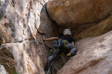 Rock Climber climbing the route Para mis amigos in Suesca Colombia © Gabriel Roveda