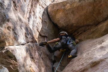 Rock Climber climbing the route Para mis amigos in Suesca Colombia © Gabriel Roveda