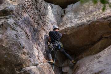 Rock Climber climbing the route Para mis amigos in Suesca Colombia © Gabriel Roveda