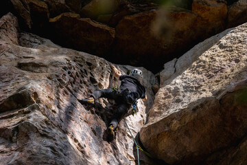 Rock Climber climbing the route Para mis amigos in Suesca Colombia © Gabriel Roveda