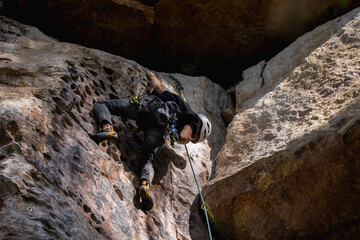 Rock Climber climbing the route Para mis amigos in Suesca Colombia © Gabriel Roveda