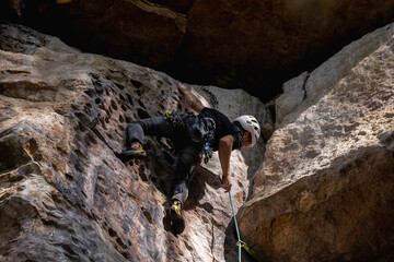 Rock Climber climbing the route Para mis amigos in Suesca Colombia © Gabriel Roveda