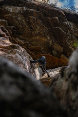 Rock Climber climbing the route Para mis amigos in Suesca Colombia © Gabriel Roveda