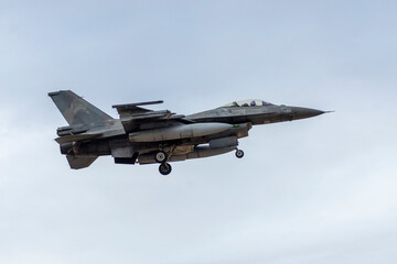 Fototapeta na wymiar Avión de combate f-16 aterrizando