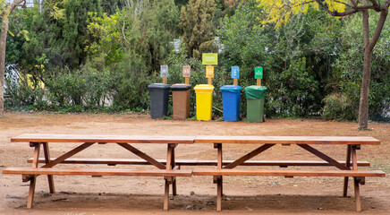 Mesa y Cubos de basura para reciclaje