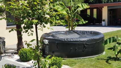 Fototapeta premium Exotischer Garden in Steiermark Austria Palme Bananenbäume Villa whirlpool aufblasbar