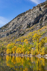 Fototapeta na wymiar Sunny view of the fall color of Silver Lake