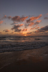 Fototapeta na wymiar puesta de solr relajante en el mar