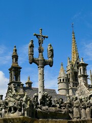 Fototapeta na wymiar Personnages sculptés du calvaire de l'enclos paroissial de l’église Saint-Miliau à Guimiliau