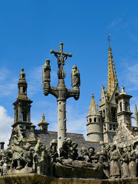 Personnages sculpt&eacute;s du calvaire de l'enclos paroissial de l&rsquo;&eacute;glise Saint-Miliau &agrave; Guimiliau