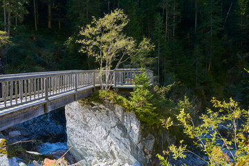 Holzbrücke über den Bergbach, im Habachtal. Oberhalb von Bramberg und Neukirchen, in Österreich.