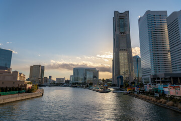 Fototapeta na wymiar 神奈川県横浜市西区みなとみらいの夕方の都市景観