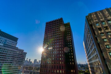Fototapeta na wymiar 高層ビルと太陽フレア