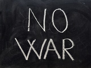 No war, escrito a mano en una pizarra