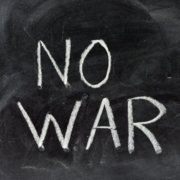  No a la guerra, escrito con una tiza en la pizarra	