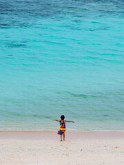 Fototapeta na wymiar コバルトブルーの海に向かって立つ少女