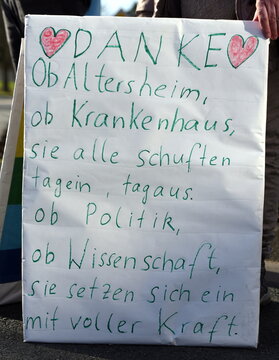 Plakat auf einer Corona-Demo: "Danke. Ob Altersheim, ob Krankenhaus, sie alle schuften tagein, tagaus. Ob Politik, ob Wissenschaft mit voller Kraft"