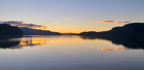 Obraz premium sunset on the lake