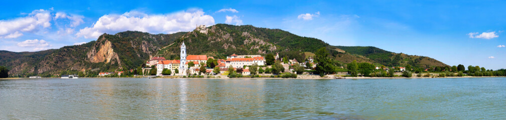 Fototapeta na wymiar Panorama of the Village Dürnstein along the Danube, Wachau, Austria