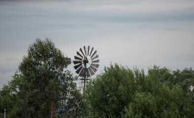 Molino de viento en el campo