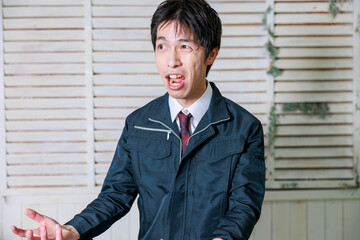 嫌な顔をする作業服の男性