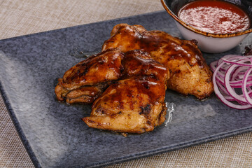 Grilled chicken with tomato sauce