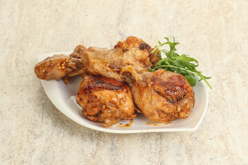 Roasted chicken leg with rucola