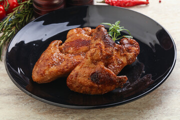 Roasted chicken wings with spicy sauce