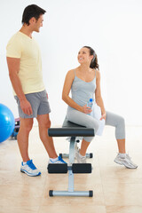 Obraz premium Ready to exercise. Two young people talking to each other at the gym.