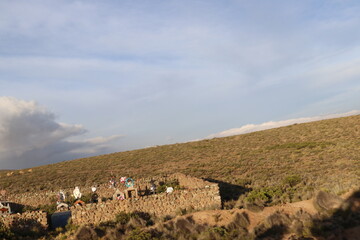 montaña con nubes despejadas